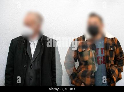 Duisburg, Deutschland. 07. April 2022. Die beiden Angeklagten kommen ...