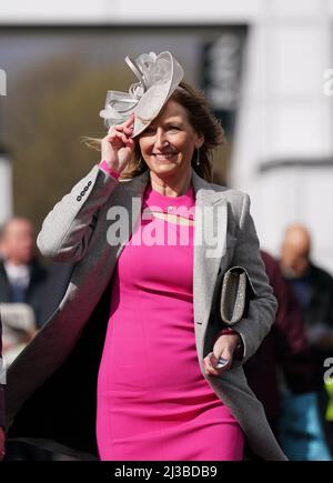 Ein Rennfahrer bei der Ankunft auf der Aintree Racecourse, Liverpool, vor dem Eröffnungstag des Randox Grand National Festivals. Bilddatum: Donnerstag, 7. April 2022. Stockfoto