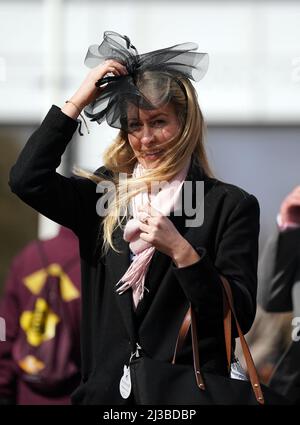 Ein Rennfahrer bei der Ankunft auf der Aintree Racecourse, Liverpool, vor dem Eröffnungstag des Randox Grand National Festivals. Bilddatum: Donnerstag, 7. April 2022. Stockfoto