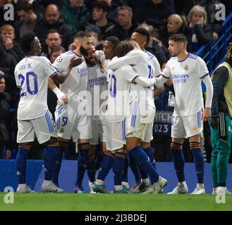 London, Großbritannien. 06. April 2022. 06. April 2022 - Chelsea gegen Real Madrid - UEFA Champions League - Viertelfinale - Erstes Bein - Stamford Bridge Karim Benzema feiert sein drittes Tor mit Teamkollegen während des Champions League-Spiels gegen Chelsea Bildnachweis: Credit: Mark Pain/Alamy Live News Stockfoto