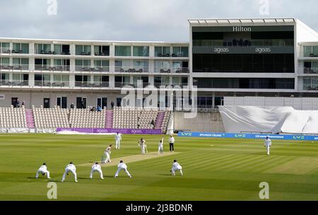 Hampshire Mohammad Abbas krült am ersten Tag im Ageas Bowl, Southampton, gegen Somerset's Ben Green im Rahmen der LV= County Championship Division One. Stockfoto