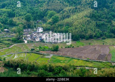 Ein kleines Dorf und terrassenförmige Reisfelder in Anhui, China Stockfoto
