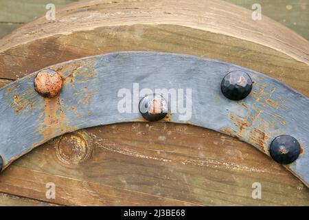 Alte antike Radnieten eines alten Karren aus der Nähe Stockfoto