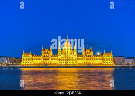 Budapest Ungarn, City Skyline Night am ungarischen Parlament und Donau Stockfoto