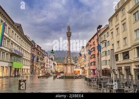 Innsbruck Österreich, City Skyline am St. Anne's Column Stadtplatz und Maria Theresien Straße Stockfoto