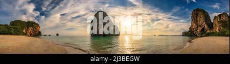 Blick auf tropische Inseln bei Sonnenuntergang mit Meerwasser am Phra Nang Cave Beach, Naturlandschaft von Krabi Thailand Stockfoto