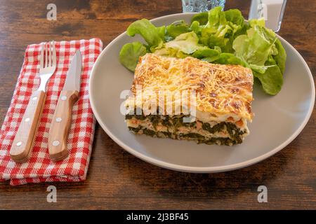 Gebackene Lachslasagne mit Käse und Spinat Stockfoto