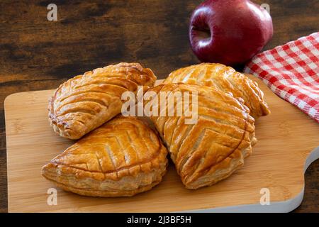 apfelumdrehungen auf Holzhintergrund Stockfoto