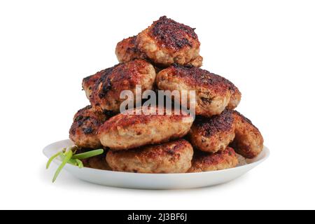 Gebratenes Fleischschnitzel in einer Folie auf einem Teller, der auf weißem Hintergrund isoliert ist Stockfoto