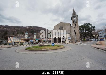 AX Les Termes, Frankreich : 2022. März 14 : Kirche von AX Les Thermes an einem Winternachmittag im Jahr 2022. Stockfoto