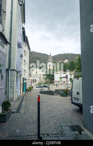 AX Les Termes, Frankreich : 2022. März 14 : Stadtbild von AX Les Thermes an einem Winternachmittag im Jahr 2022. Stockfoto