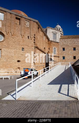 Cádiz, Spanien - Februar 6,2022: Museo Catedralicio in Cádiz, Andalicia, Spanien. Das Hotel liegt gegenüber der Kathedrale von Cádizs und neben den Resten der Stadt Stockfoto