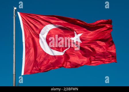 Türkische Flagge schwenkten im blauen Himmel, Istanbul, Türkei Stockfoto