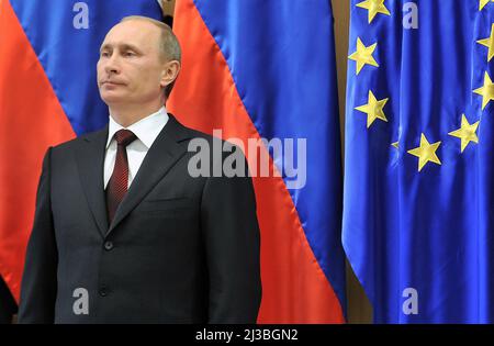 BRDO PRI KRANJU, SLOWENIEN - 22. MÄRZ 2011: Porträt von Wladimir Wladimirowitsch Putin vor einer russischen EU-Flagge während des Besuchs in Slowenien. Stockfoto