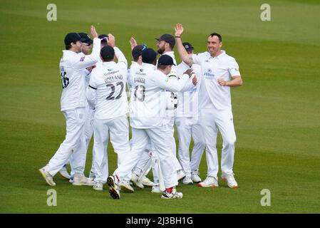 Hampshire Kyle Abbott (rechts) feiert mit seinen Teamkollegen, nachdem er das Wicket von Somerset's Tom Abell am ersten Tag des LV= County Championship Division One Matches im Ageas Bowl, Southampton, gewonnen hat. Stockfoto