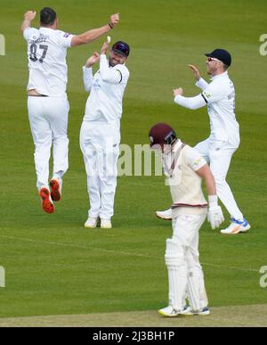 Hampshire Kyle Abbott (rechts) feiert mit seinen Teamkollegen, nachdem er das Wicket von Somerset's Tom Abell am ersten Tag des LV= County Championship Division One Matches im Ageas Bowl, Southampton, gewonnen hat. Stockfoto