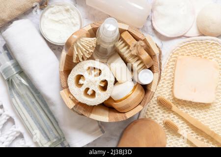 Saunaeimer mit Bio-Naturkosmetik und Zero Waste wiederverwendbares Zubehör für Haut- und Haarpflege Flat Lay. Blick von oben auf das umweltfreundliche Beauty-Produ Stockfoto