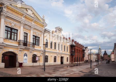 Tula, Russland - 14. Mai 2021: Metallistov Fußgängerzone im Zentrum von Tula mit Blick auf den Kreml. Historisches Museum und andere Museen der c Stockfoto