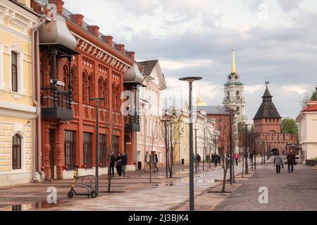 Tula, Russland - 14. Mai 2021: Fußgängerzone im Zentrum von Tula mit Blick auf den Kreml. Restaurierte alte Häuser und Villen Stockfoto