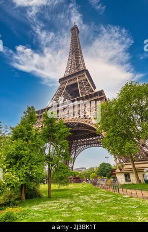 Paris Frankreich, Skyline der Stadt am Eiffelturm und Garten im Frühling Stockfoto