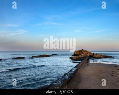 Blick über die Nordsee bei Sonnenuntergang von den Felsen des Doo Craigs St Andrews Fife Scotland Stockfoto