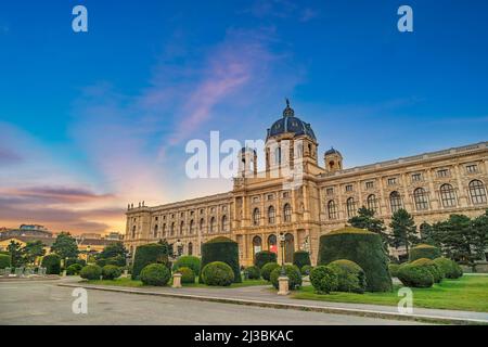 Wien Österreich Sonnenuntergang City Skyline am Maria-Theresien-Platz Stockfoto