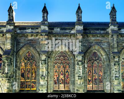 Buntglasfenster in der St Salvators College Chapel, beleuchtet an der Dusk University of St Andrews Fife Scotland Stockfoto