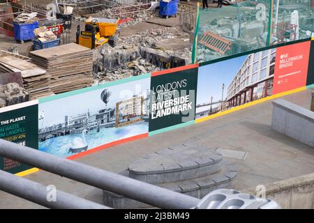 Ein Entwicklungsgebäude an der Millennium Bridge wird im Frühjahr 2022 am Ufer der Themse gebaut City of London Großbritannien KATHY DEWITT Stockfoto