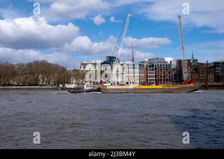 Ansicht von Gebäuden, Kränen, Lastkahn, Schlepper auf der Super-Kanalbaustelle über die Themse Victoria Embankment März 2022 London England KATHY DEWITT Stockfoto