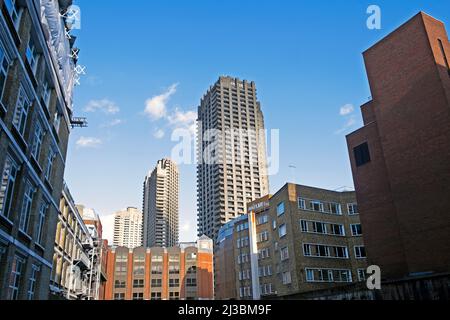 Barbican Wohntürme Lauderdale, Shakespeare und Cromwell sichtbar durch Lücke auf Baustellen von Charterhouse Street Smithfield London Stockfoto