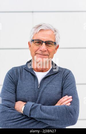 Porträt eines älteren Mannes in einer Brille Stockfoto
