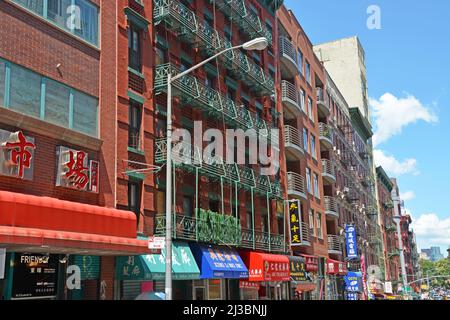 NEW YORK CITY - AUGUST 08 Chinatown District in NYC am 08. August 2013 Es ist die größte und älteste solche Enklave in der westlichen HeWelt mit nahe Stockfoto