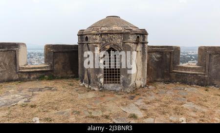 Ruinierter Tempel auf der Spitze des Wachturms, Chitradurga Fort, Karnataka, Indien Stockfoto