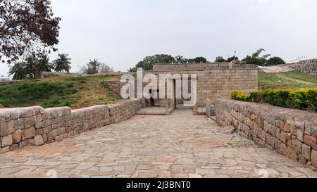 Blick auf das Eingangstor aus dem Inneren des Fort, Chitradurga Fort, Indien Stockfoto