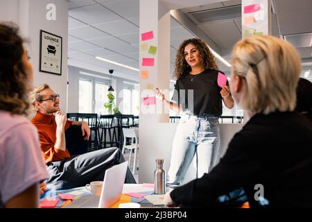 Geschäftsleute mit Treffen in Büro Stockfoto