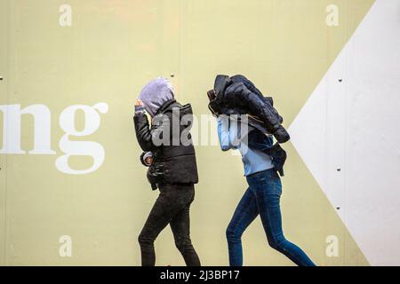 Preston, Lancashire. Wetter in Großbritannien 07. April 2022. Starke Winde und heftige Regengüsse in Preston, wenn die Temperaturen auf 7c sinken. Die Einkäufer werden nass, wenn es regnet und die Windböen die Stimmung auf der Straße dämpfen. Sehr windig mit April-Schauern den ganzen Tag über. Quelle: MediaWorldImages/AlamyLiveNews Stockfoto