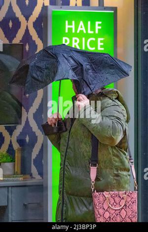 Kaputte Regenschirme in Preston, Lancashire. UK Wetter 07 April 2022. Starke Winde und heftige Regengüsse in Preston, wenn die Temperaturen auf 7c sinken. Die Käufer werden nass, wenn es regnet und der Wind von Orkanen die Stimmung auf der Straße dämpft. Sehr windig mit April-Schauern den ganzen Tag über. Quelle: MediaWorldImages/AlamyLiveNews Stockfoto