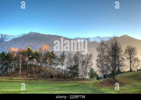 Herrliche Aussicht über die Tiroler Berge im Licht der untergehenden Sonne. Stockfoto