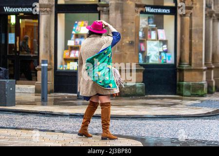 Preston, Lancashire. Wetter in Großbritannien 07. April 2022. Starke Winde und heftige Regengüsse in Preston, wenn die Temperaturen auf 7c sinken. Die Einkäufer werden nass, wenn es regnet und die Windböen die Stimmung auf der Straße dämpfen. Sehr windig mit April-Schauern den ganzen Tag über. Quelle: MediaWorldImages/AlamyLiveNews Stockfoto