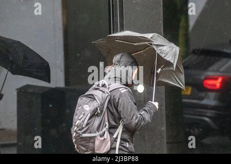 Preston, Lancashire. Wetter in Großbritannien 07. April 2022. Starke Winde und heftige Regengüsse in Preston, wenn die Temperaturen auf 7c sinken. Die Einkäufer werden nass, wenn es regnet und die Windböen die Stimmung auf der Straße dämpfen. Sehr windig mit April-Schauern den ganzen Tag über. Quelle: MediaWorldImages/AlamyLiveNews Stockfoto