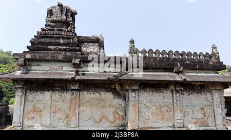 Seitenansicht und Schnitzereien von Tieren auf dem Srikantheswara Tempel, Kavaledurgsa Fort, Shimanga, Karnataka, Indien Stockfoto