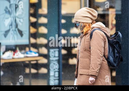 Preston, Lancashire. Wetter in Großbritannien 07. April 2022. Starke Winde und heftige Regengüsse in Preston, wenn die Temperaturen auf 7c sinken. Die Einkäufer werden nass, wenn es regnet und die Windböen die Stimmung auf der Straße dämpfen. Sehr windig mit April-Schauern den ganzen Tag über. Quelle: MediaWorldImages/AlamyLiveNews Stockfoto