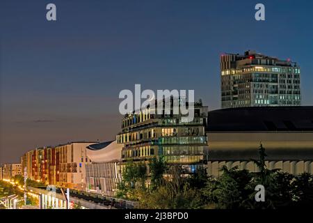 Mondsichel über dem La Defense District bei Nacht in Paris Stockfoto