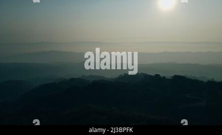 Blick auf den Sonnenuntergang über die südliche Bucht von San Francisco und die umliegenden Hügel vom Gipfel des Mt Hamilton aus. San Jose, Kalifornien. Hochwertige Pho Stockfoto