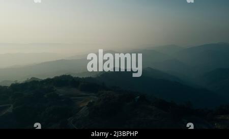 Blick auf den Sonnenuntergang über die südliche Bucht von San Francisco und die umliegenden Hügel vom Gipfel des Mt Hamilton aus. San Jose, Kalifornien. Hochwertige Pho Stockfoto