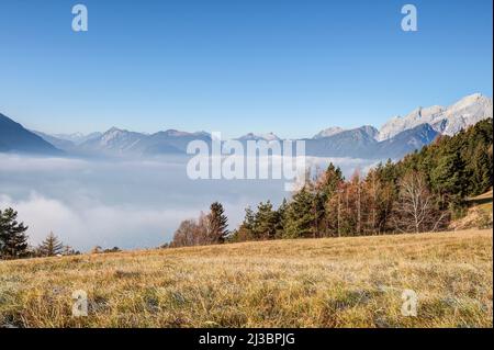 Versteckt im Nebel liegt die Stadt Telfs in Tirol, direkt am Eingang zum Oberinntal. Stockfoto