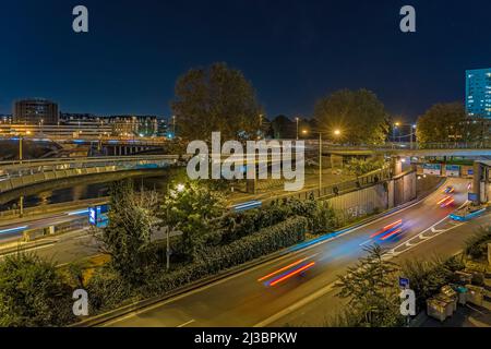 Grande Arche und Gebäude am Tag unter wolkendem Himmel im La Defense District Stockfoto