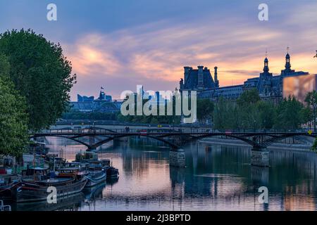 Pariser Touristenzentrum seine-Brücken und Gebäude unter wolkenverhangendem Himmel mit Bäumen Stockfoto