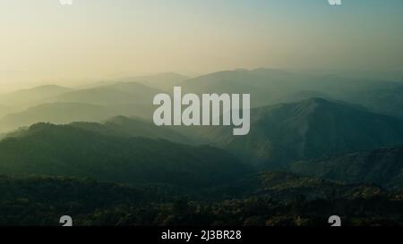 Blick auf den Sonnenuntergang über die südliche Bucht von San Francisco und die umliegenden Hügel vom Gipfel des Mt Hamilton aus. San Jose, Kalifornien. Hochwertige Pho Stockfoto