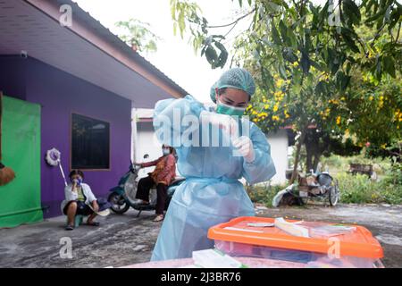 Krankenschwester in Schutzkleidung an der Prüfstelle Stockfoto